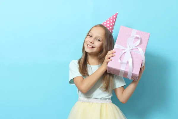 Portret Van Een Klein Meisje Met Een Feestelijke Pet Een — Stockfoto