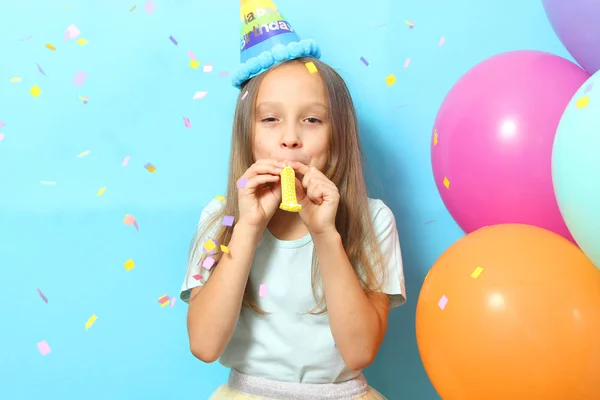 お祝いのキャップと色の背景に風船で小さなかわいい女の子の肖像画 誕生日 — ストック写真