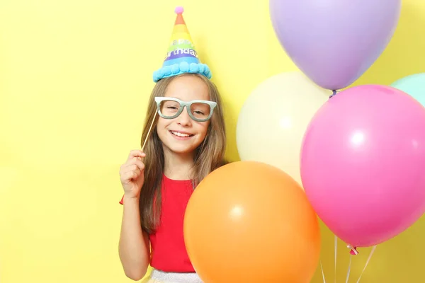 Retrato Una Niña Linda Gorro Festivo Con Globos Fondo Coloreado —  Fotos de Stock