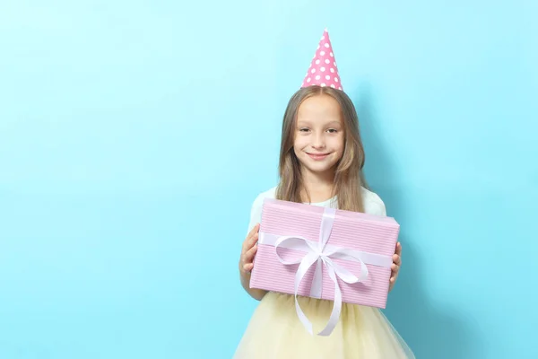 Portret Van Een Klein Meisje Met Een Feestelijke Pet Een — Stockfoto