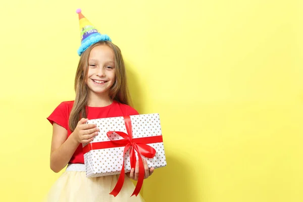 Portret Van Een Klein Meisje Met Een Feestelijke Pet Een — Stockfoto