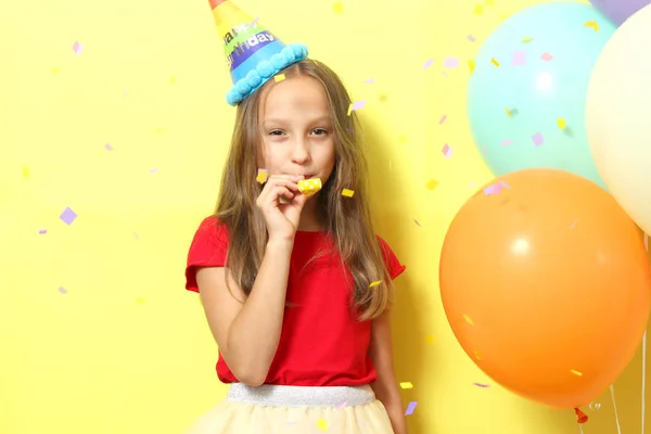 Retrato Una Niña Linda Gorro Festivo Con Globos Fondo Coloreado —  Fotos de Stock