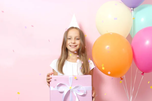 Retrato Uma Menina Bonitinha Boné Festivo Com Balões Fundo Colorido — Fotografia de Stock