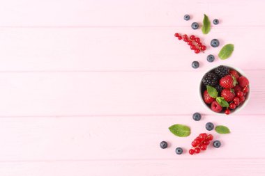 Masanın üstünde orman böğürtlenleri..