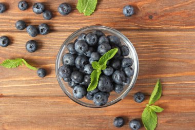 Masanın üstünde böğürtlen var..