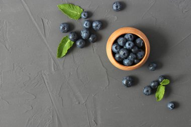 Masanın üstünde böğürtlen var..