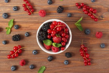 Masanın üstünde orman böğürtlenleri..