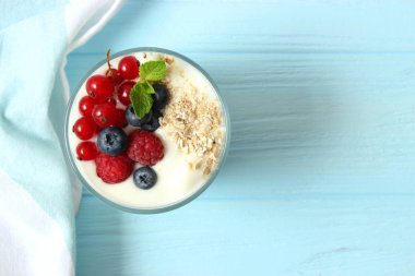 Masada böğürtlenli yoğurt.