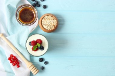 Masada böğürtlenli yoğurt.