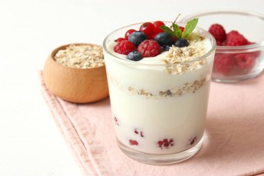 Masada böğürtlenli yoğurt.