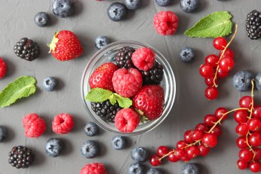 Masanın üstünde orman böğürtlenleri..