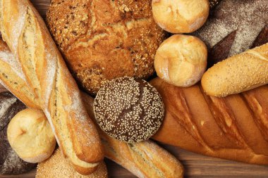 Farklı taze ekmek üst görünümü.
