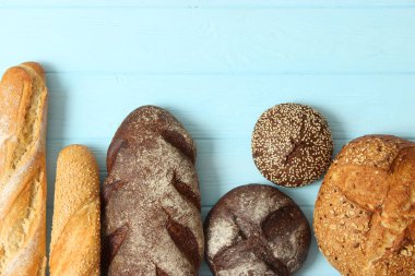 Farklı taze ekmek üst görünümü.