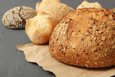 Farklı taze ekmek üst görünümü.