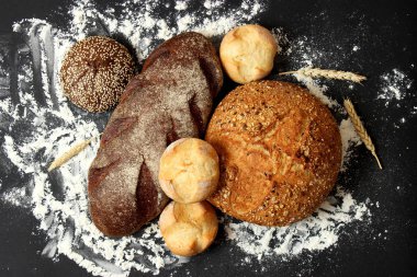 Farklı taze ekmek üst görünümü.