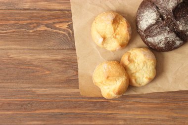 Farklı taze ekmek üst görünümü.