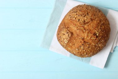 Masada taze pişmiş ekmek..