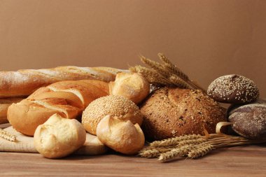 Farklı taze ekmek üst görünümü.