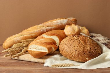 Farklı taze ekmek üst görünümü.