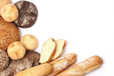 Beyaz arkaplan görünümünde farklı ekmek türleri.