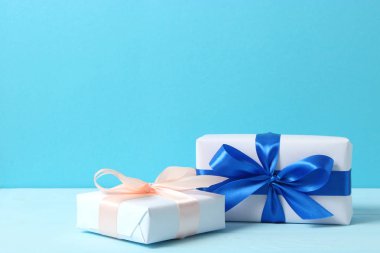 Renkli arka planda hediyeler. Tatil, hediyeler, doğum günü.