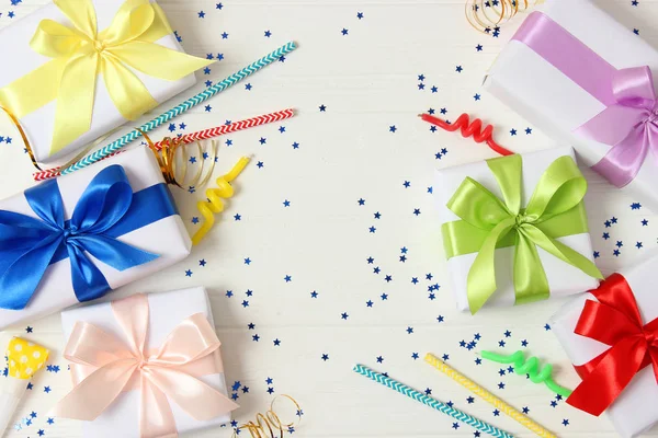 Cadeaux Confettis Accessoires Fête Sur Fond Coloré Vue Dessus — Photo