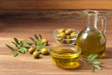 Masada zeytin yağı, yeşil yapraklar ve zeytin.