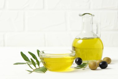Masada zeytin yağı, yeşil yapraklar ve zeytin.