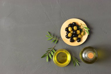 Masada zeytin yağı, yeşil yapraklar ve zeytin.