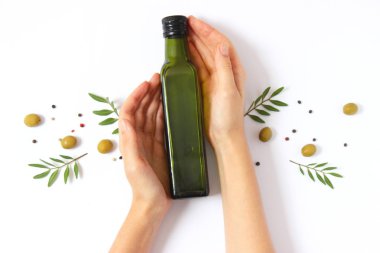 Beyaz arka plan manzaralı bir şişede zeytinyağı.