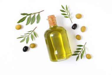 Beyaz arka plan manzaralı bir şişede zeytinyağı.