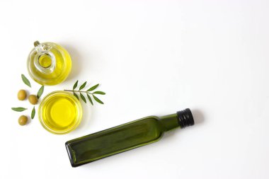 Beyaz arka plan manzaralı bir şişede zeytinyağı.