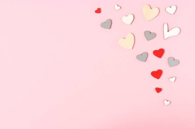 Renkli arka plan manzaralı kalpler. Sevgililer Günü için arka plan. Romantik arkaplan.