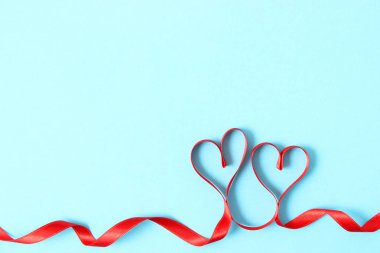 Renkli arkaplan görünümlü kurdelelerden kalpler.