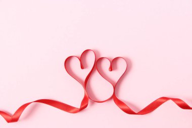 Renkli arkaplan görünümlü kurdelelerden kalpler.