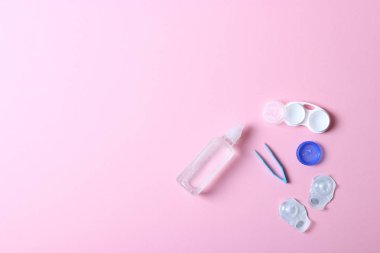 Renkli arka planda görüşü düzeltmek için görüş, gözlük ve lensler için bir tablo, üst görünüm. Oftalmolog aksesuarları.