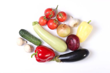 Beyaz arka plan görünümlü farklı taze sebzeler..