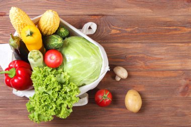 sebzeler eko çanta üst görünümünde.