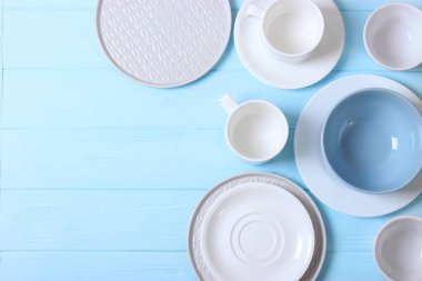 Renkli arkaplan görünümlü mutfak gereçleri ve tabak takımları.