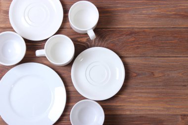 Renkli arkaplan görünümlü mutfak gereçleri ve tabak takımları.