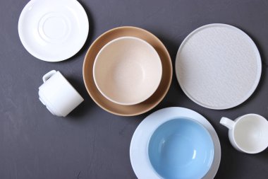 Renkli arkaplan görünümlü mutfak gereçleri ve tabak takımları.