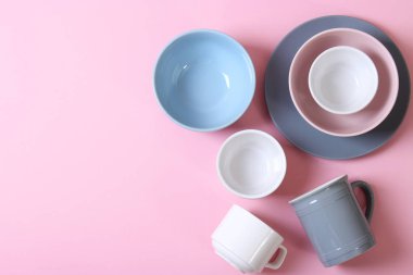 Renkli arkaplan görünümlü mutfak gereçleri ve tabak takımları.