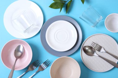 Renkli arkaplan görünümlü mutfak gereçleri ve tabak takımları.