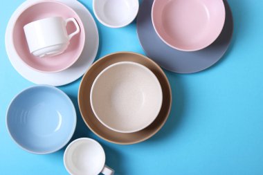 Renkli arkaplan görünümlü mutfak gereçleri ve tabak takımları.