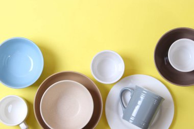 Renkli arkaplan görünümlü mutfak gereçleri ve tabak takımları.