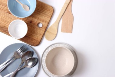 Renkli arkaplan görünümlü mutfak gereçleri ve tabak takımları.