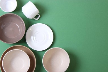 Renkli arkaplan görünümlü mutfak gereçleri ve tabak takımları.