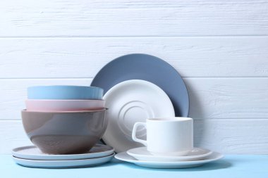 Renkli arkaplan görünümlü mutfak gereçleri ve tabak takımları.