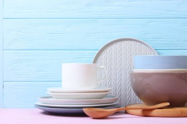 Renkli arka planda bir tabak ve mutfak gereçleri..