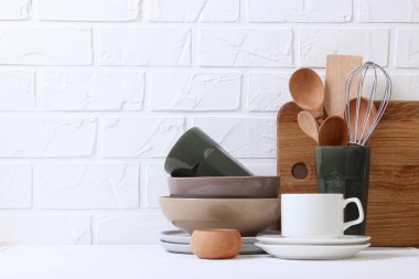 Renkli arka planda bir tabak ve mutfak gereçleri..